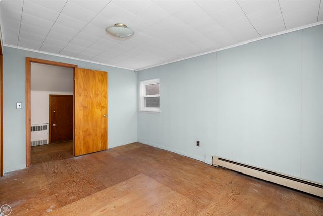 33806 Jefferson Avenue, Saint Clair Shores, MI 48082