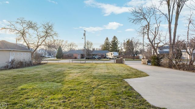 33806 Jefferson Avenue, Saint Clair Shores, MI 48082