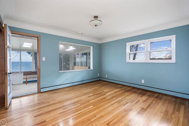 33806 Jefferson Avenue, Saint Clair Shores, MI 48082