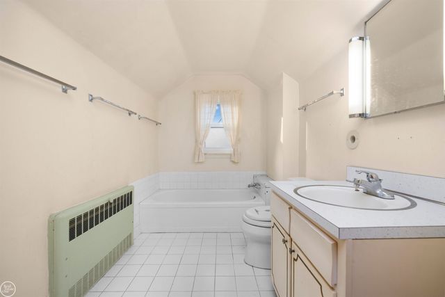 33806 Jefferson Avenue, Saint Clair Shores, MI 48082