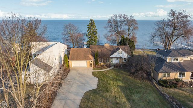 33806 Jefferson Avenue, Saint Clair Shores, MI 48082