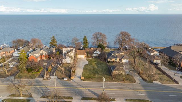 33806 Jefferson Avenue, Saint Clair Shores, MI 48082