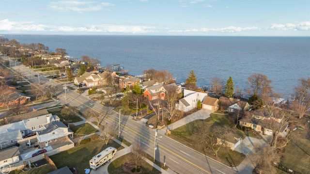 33806 Jefferson Avenue, Saint Clair Shores, MI 48082