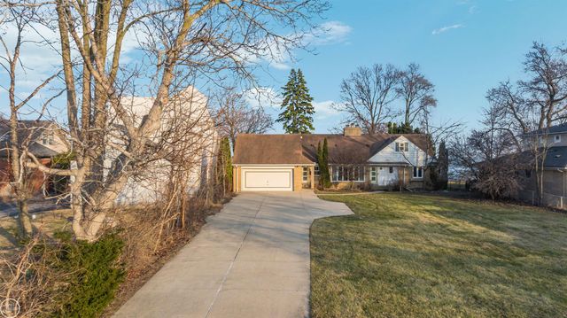 33806 Jefferson Avenue, Saint Clair Shores, MI 48082