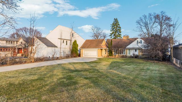 33806 Jefferson Avenue, Saint Clair Shores, MI 48082