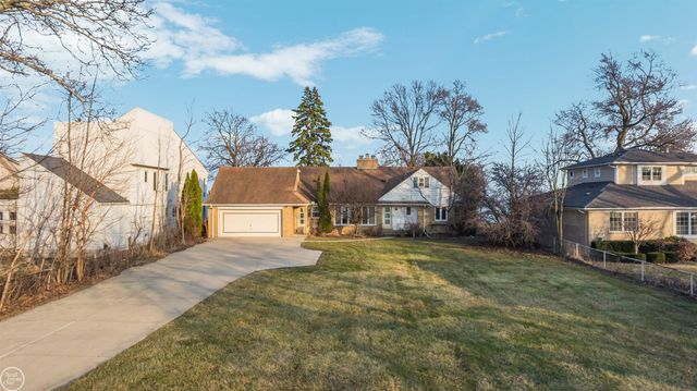 33806 Jefferson Avenue, Saint Clair Shores, MI 48082