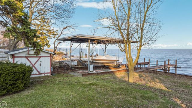 33806 Jefferson Avenue, Saint Clair Shores, MI 48082