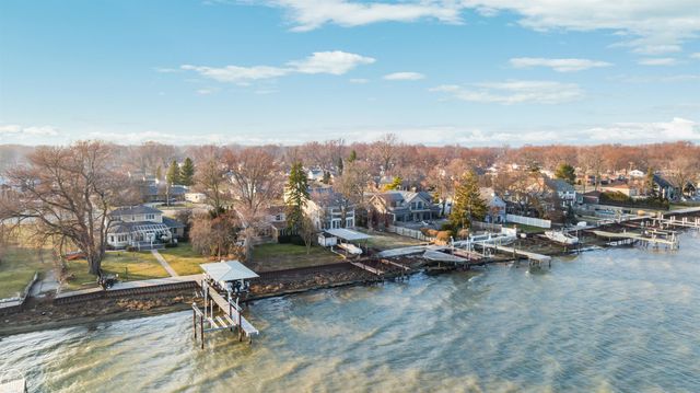 33806 Jefferson Avenue, Saint Clair Shores, MI 48082