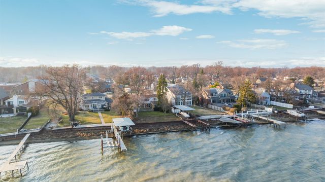 33806 Jefferson Avenue, Saint Clair Shores, MI 48082