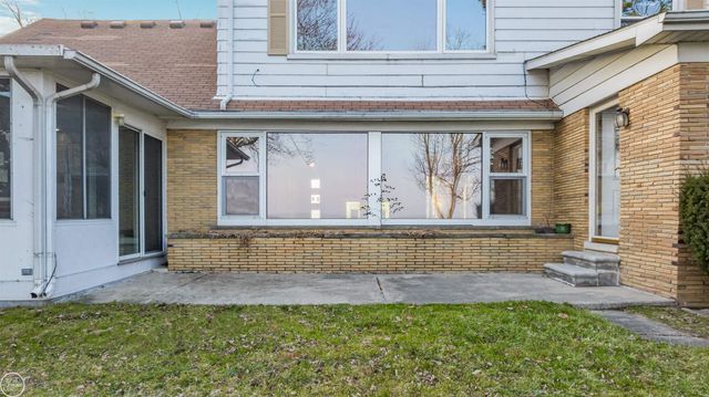 33806 Jefferson Avenue, Saint Clair Shores, MI 48082