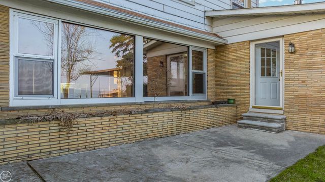 33806 Jefferson Avenue, Saint Clair Shores, MI 48082