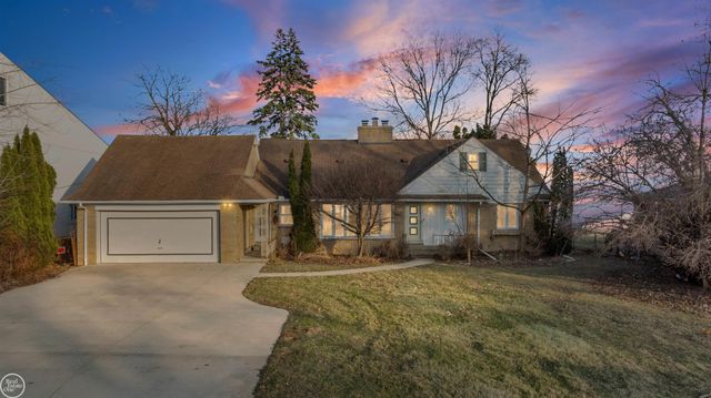 33806 Jefferson Avenue, Saint Clair Shores, MI 48082