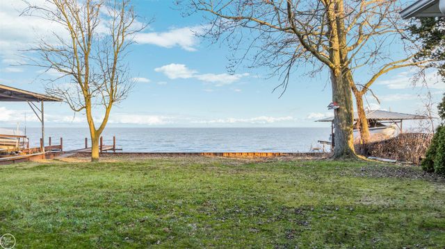 33806 Jefferson Avenue, Saint Clair Shores, MI 48082