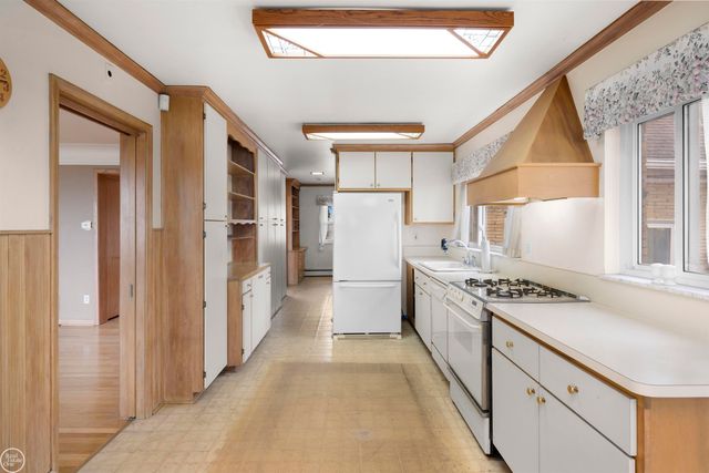 33806 Jefferson Avenue, Saint Clair Shores, MI 48082