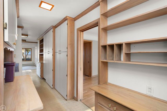 33806 Jefferson Avenue, Saint Clair Shores, MI 48082