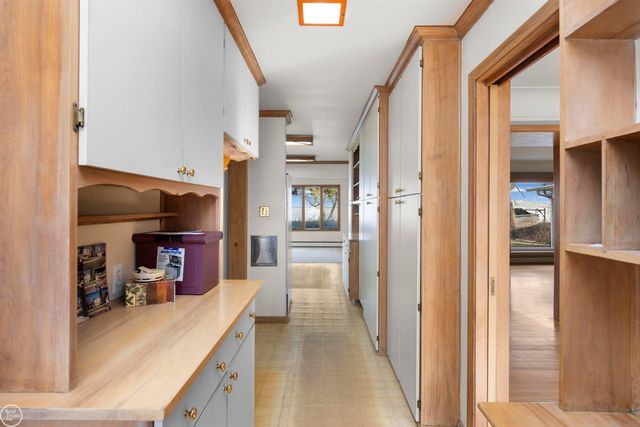 33806 Jefferson Avenue, Saint Clair Shores, MI 48082