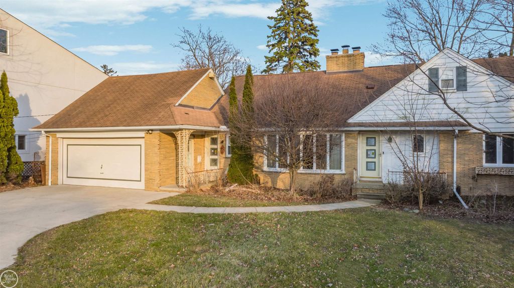 33806 Jefferson Avenue, Saint Clair Shores, MI 48082