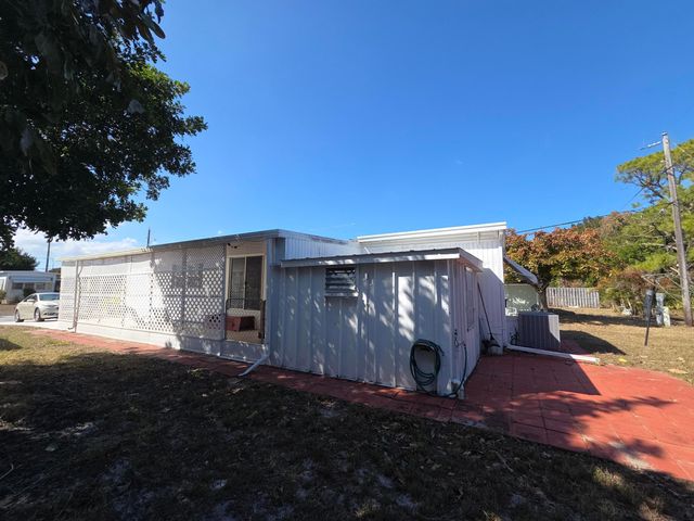 8121 SE Skylark Avenue, Hobe Sound, FL 33455