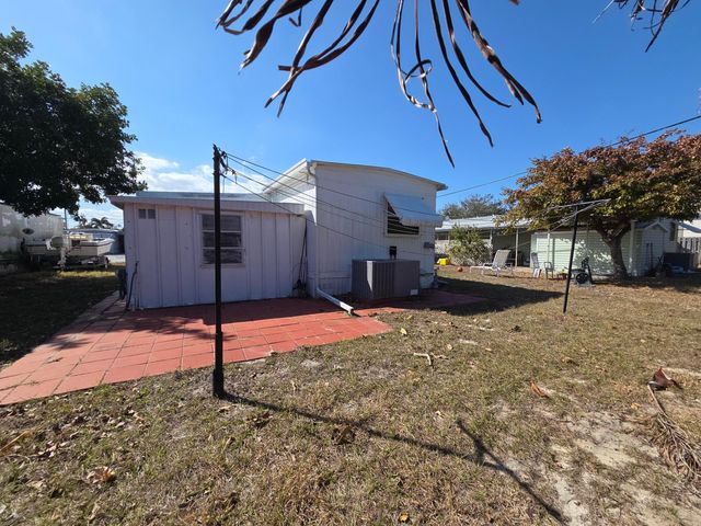8121 SE Skylark Avenue, Hobe Sound, FL 33455