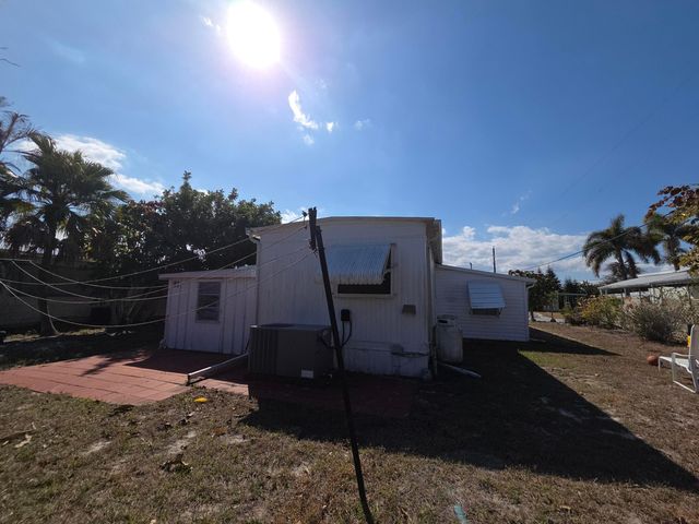 8121 SE Skylark Avenue, Hobe Sound, FL 33455
