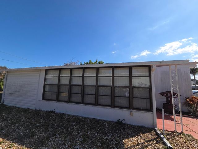 8121 SE Skylark Avenue, Hobe Sound, FL 33455