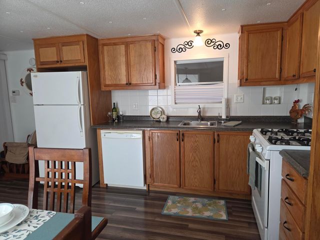 8121 SE Skylark Avenue, Hobe Sound, FL 33455