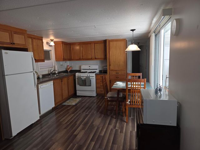 8121 SE Skylark Avenue, Hobe Sound, FL 33455