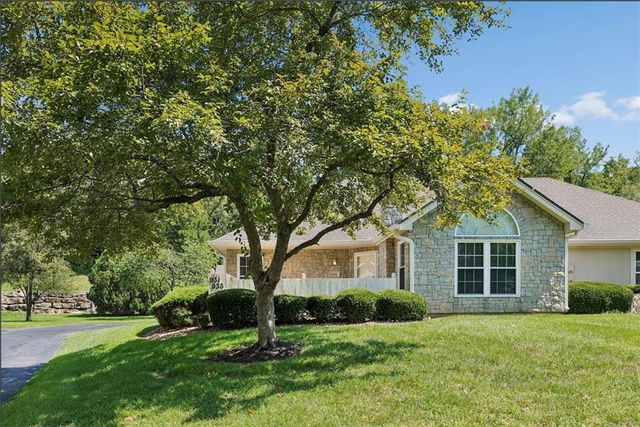 931 NE Devon Drive, Lee's Summit, MO 64064