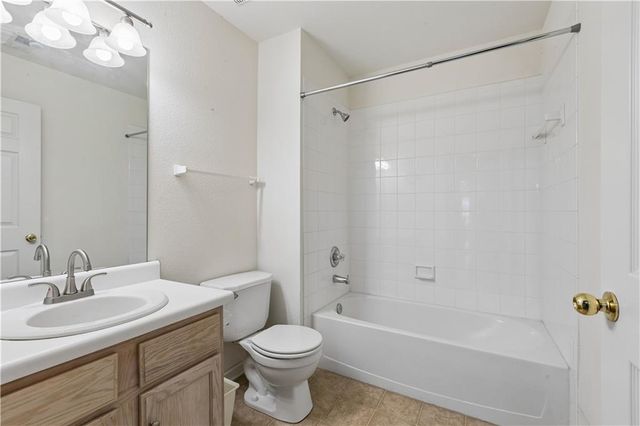 931 NE Devon Drive, Lee's Summit, MO 64064