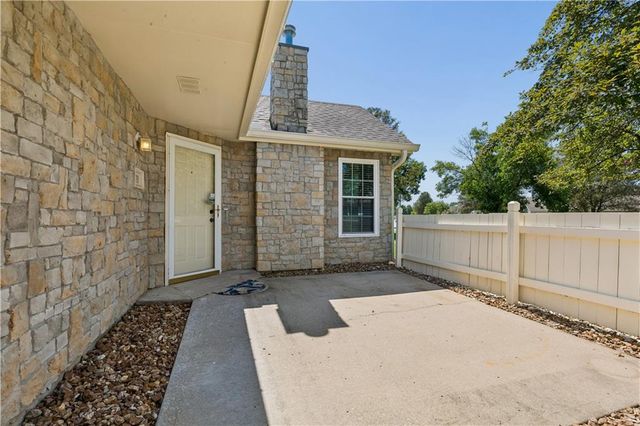 931 NE Devon Drive, Lee's Summit, MO 64064