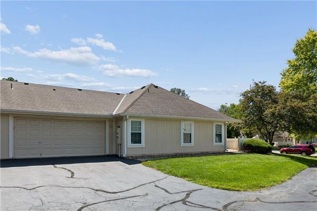 931 NE Devon Drive, Lee's Summit, MO 64064