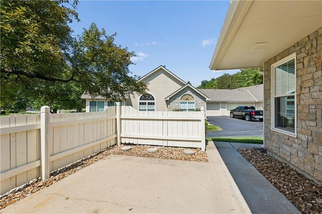 931 NE Devon Drive, Lee's Summit, MO 64064