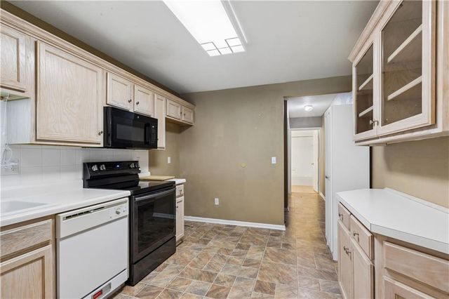 931 NE Devon Drive, Lee's Summit, MO 64064