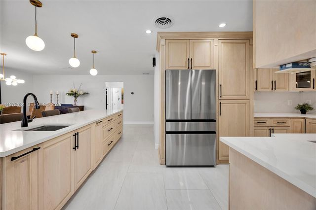 6904 SW 65th Ave, South Miami, FL 33143