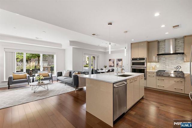 150 Henley Place 213, Weehawken, NJ 07086
