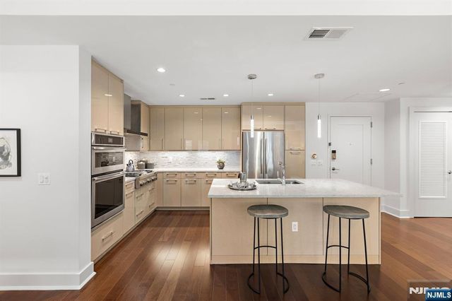 150 Henley Place 213, Weehawken, NJ 07086