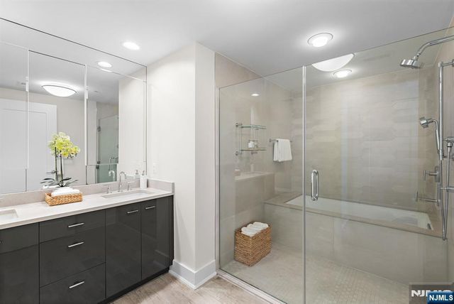 150 Henley Place 213, Weehawken, NJ 07086