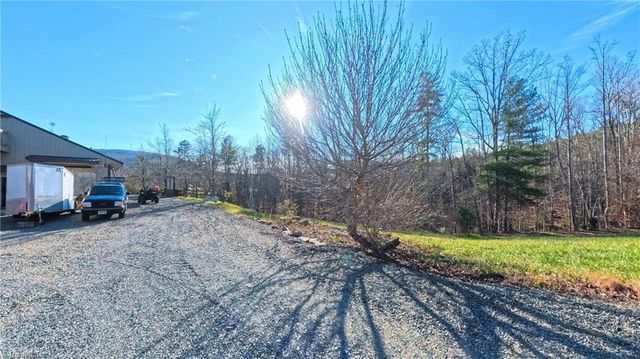 1566 Thore Road, Pinnacle, NC 27043