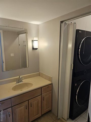 1605 Cass Lake Road 20, Keego Harbor, MI 48320