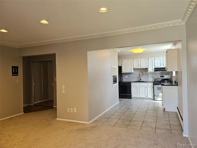 1605 Cass Lake Road 20, Keego Harbor, MI 48320