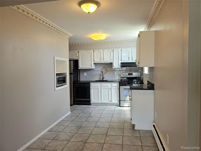 1605 Cass Lake Road 20, Keego Harbor, MI 48320