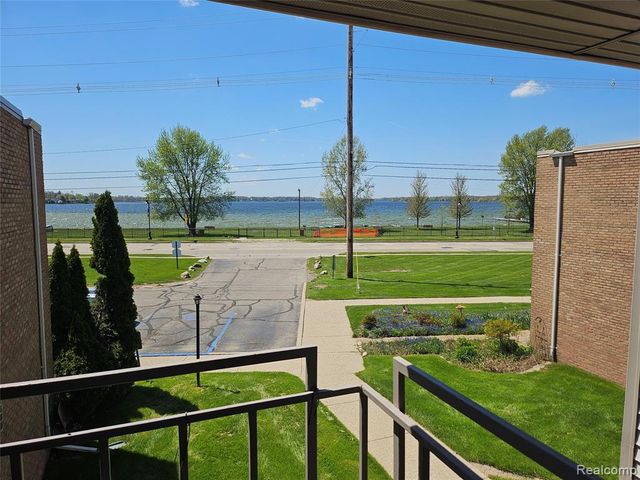 1605 Cass Lake Road 20, Keego Harbor, MI 48320