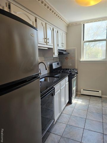 1605 Cass Lake Road 20, Keego Harbor, MI 48320
