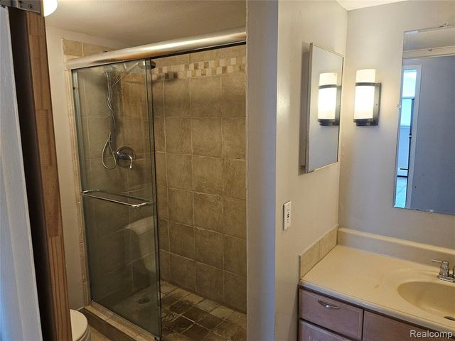 1605 Cass Lake Road 20, Keego Harbor, MI 48320