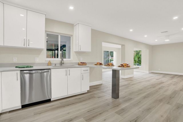 6524 Sleepy Willow Way, Delray Beach, FL 33484