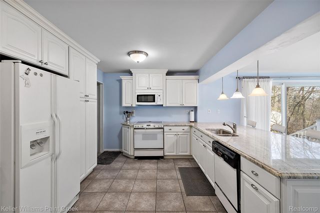 804 E AVON Road, Rochester Hills, MI 48307