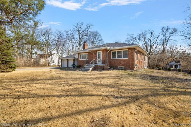 804 E AVON Road, Rochester Hills, MI 48307