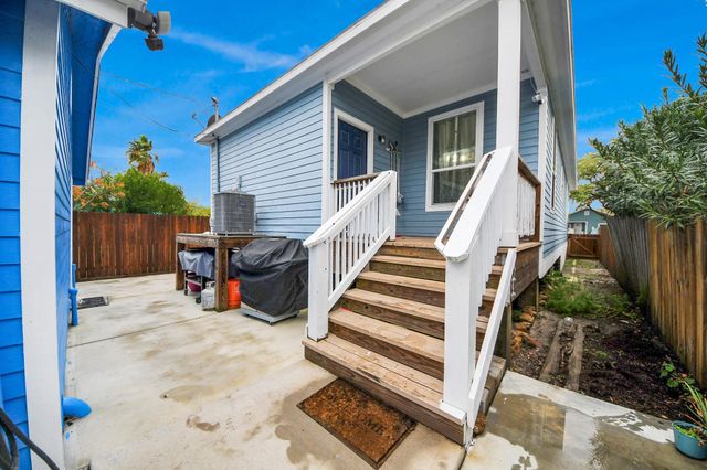 5319 Avenue R, Galveston, TX 77551