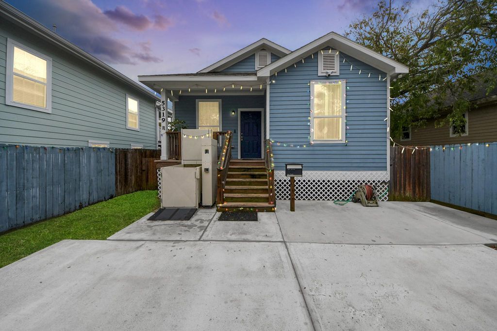 5319 Avenue R, Galveston, TX 77551