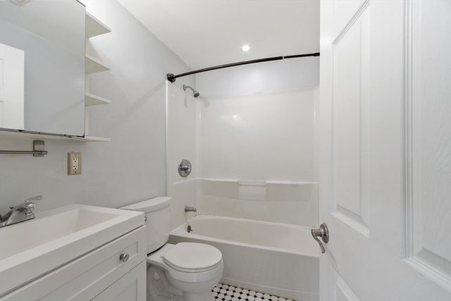 160 Tyngsboro Road 12c, Chelmsford, MA 01863